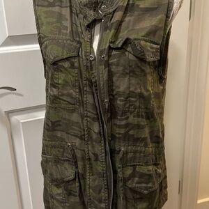 Me Jane Camouflage Vest with Pockets Sz L